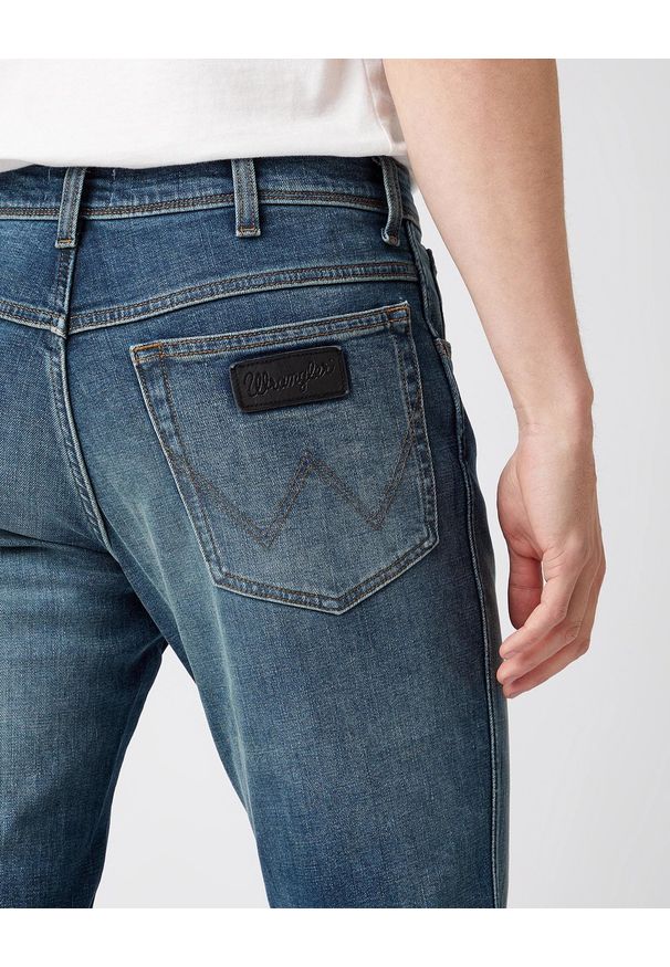 Wrangler - MĘSKIE SPODNIE JEANSOWE WRANGLER TEXAS TAPER SMOOTH DUST W12T2837J 112141163
