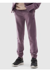 4f - Spodnie dresowe joggery dziewczęce - fioletowe. Okazja: na co dzień. Kolor: fioletowy. Materiał: dresówka. Wzór: gładki, ze splotem. Styl: sportowy, casual #2