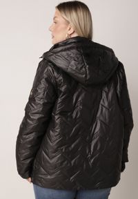 Born2be - Czarna Pikowana Kurtka Przejściowa o Prostym Kroju z Kapturem Vimoris. Okazja: na spacer, na co dzień. Typ kołnierza: kaptur. Kolekcja: plus size. Kolor: czarny. Materiał: poliester, jeans. Styl: casual, elegancki #2