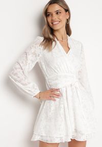 Born2be - Biała Rozkloszowana Sukienka Mini z Plumeti o Kopertowym Kroju Tayeta. Kolor: biały. Typ sukienki: kopertowe. Styl: elegancki, klasyczny. Długość: mini #5