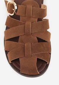 Renee - Brązowe Klapki Gladiatorki z Ozdobną Sprzączką Lusanatia. Okazja: na co dzień. Kolor: brązowy. Styl: casual #5