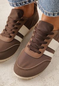 Born2be - Brązowe Sneakersy Kultowe Tenisówki z Marszczeniem przy Pięcie Rhodophine. Okazja: na co dzień. Kolor: brązowy. Materiał: jeans. Szerokość cholewki: normalna. Wzór: gładki #6