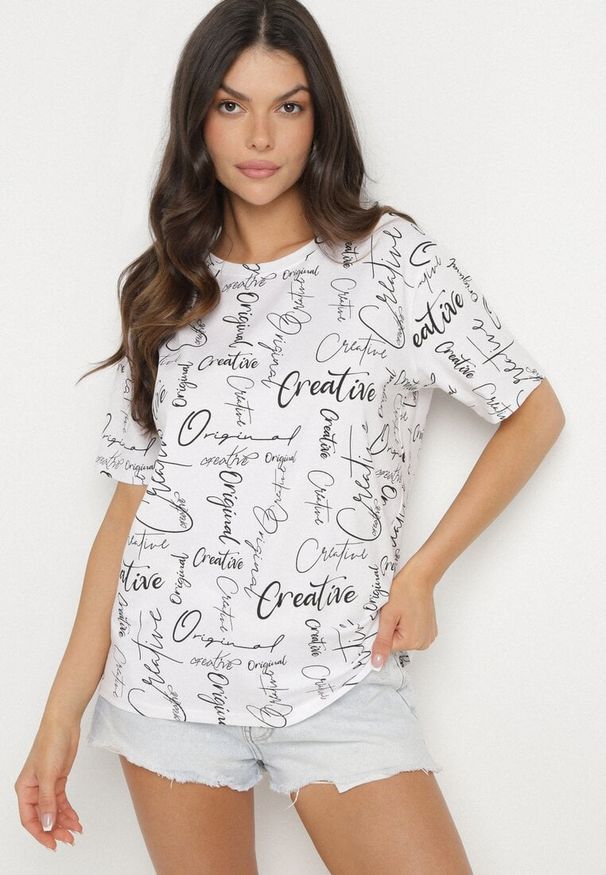 Born2be - Biały T-shirt Oversize z Bawełny Zdobiony Nadrukiem Sinelra. Okazja: na co dzień. Kolor: biały. Materiał: bawełna. Wzór: aplikacja, nadruk. Styl: klasyczny, elegancki, casual