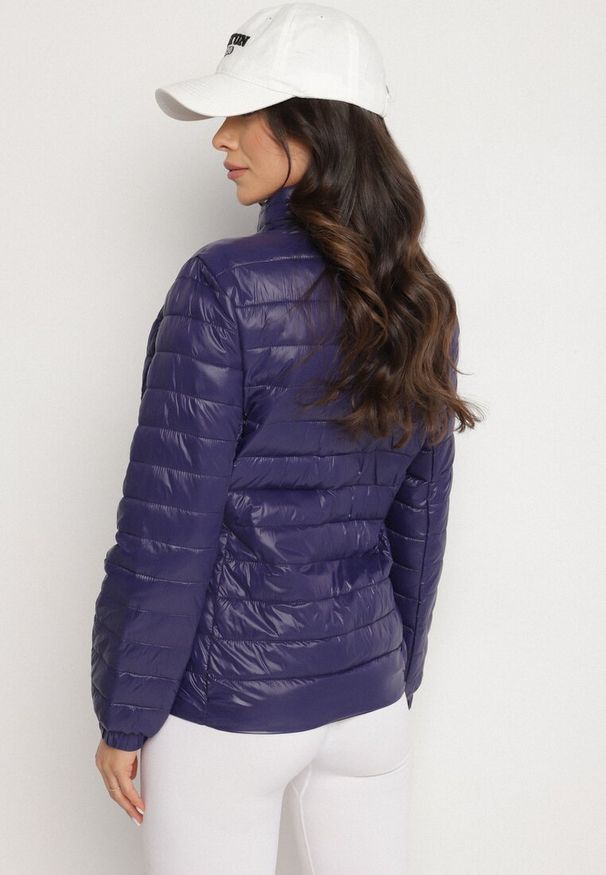 Born2be - Granatowa Kurtka Pikowana Manilia. Typ kołnierza: kołnierzyk stójkowy. Kolor: niebieski. Długość rękawa: długi rękaw. Długość: długie. Wzór: jednolity. Sezon: wiosna, jesień