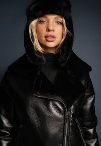 Renee - Czarna Kurtka Biker Adadina. Okazja: na co dzień. Kolor: czarny. Materiał: futro. Długość rękawa: długi rękaw. Długość: długie. Wzór: paski, aplikacja. Styl: casual, elegancki #4