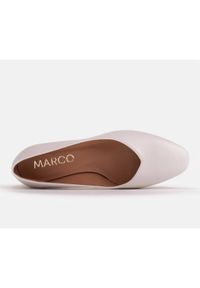 Marco Shoes Czółenka z białej skóry licowej z wycięciem w serek. Kolor: biały. Materiał: skóra. Szerokość cholewki: normalna. Obcas: na obcasie. Wysokość obcasa: średni #7
