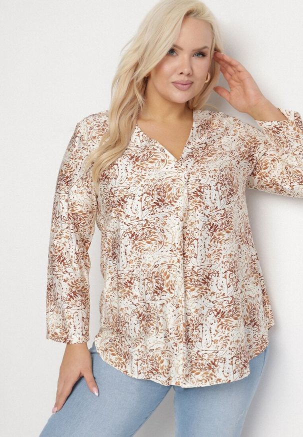 Born2be - Brązowa Bluzka z Wiskozą w Abstrakcyjny Print Silzia. Kolekcja: plus size. Kolor: brązowy. Materiał: wiskoza. Wzór: nadruk