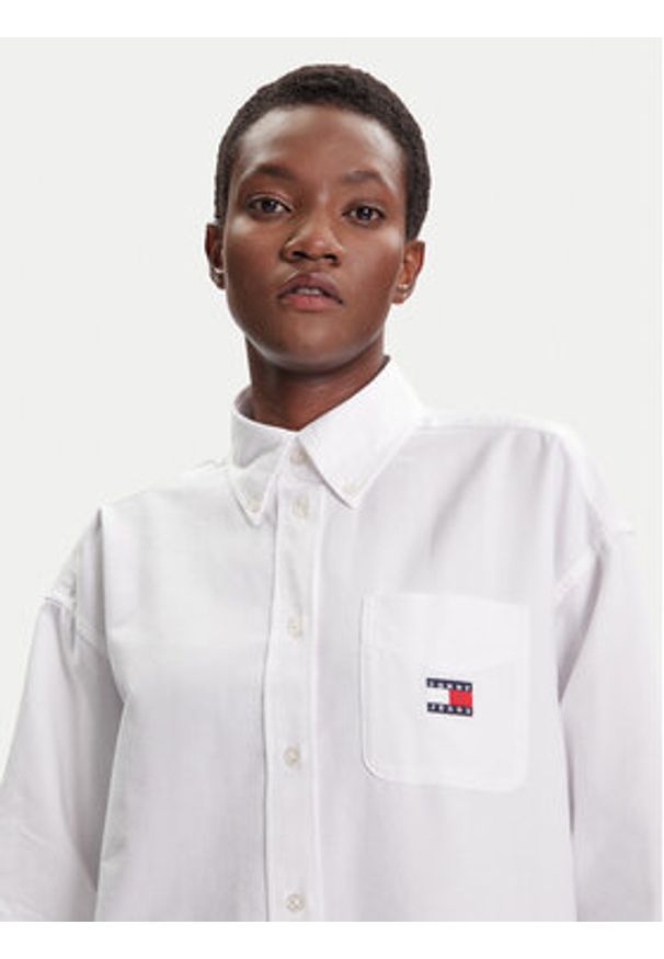 Tommy Jeans Koszula Badge DW0DW20988 Biały Oversize. Kolor: biały. Materiał: syntetyk