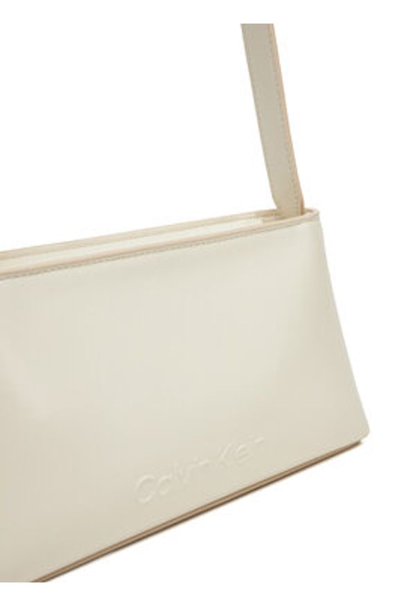 Calvin Klein Torebka Embossed Logo Shoulder Bag K60K612550 Écru. Kolor: kremowy. Materiał: skórzane