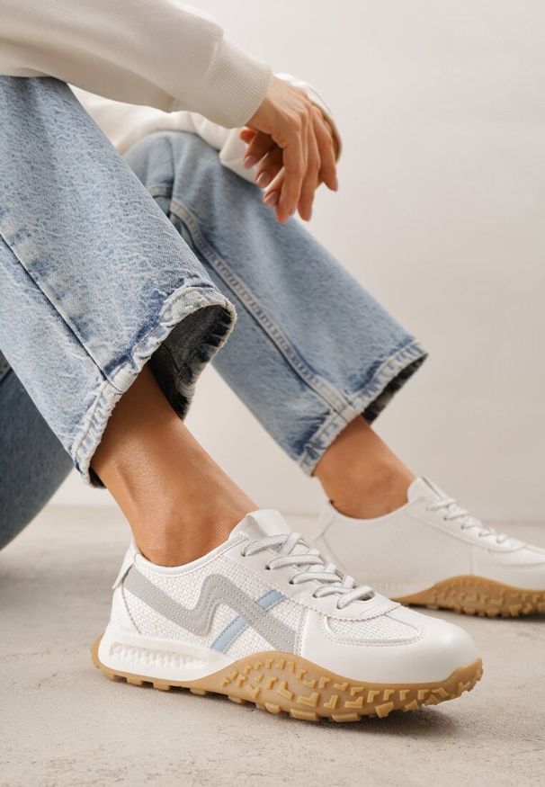 Renee - Białe Sneakersy z Futurystyczną Tłoczoną Podeszwą i Geometrycznym Wzorem Emalorine. Okazja: na spacer. Kolor: biały. Materiał: jeans. Wzór: geometria. Sport: turystyka piesza