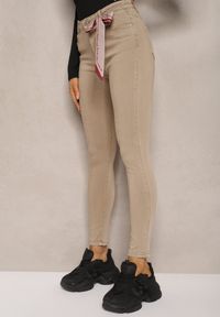 Renee - Beżowe Spodnie Skinny z Wysokim Stanem i Ozdobną Chustką Hyadia. Okazja: na co dzień. Stan: podwyższony. Kolor: beżowy. Styl: casual #5