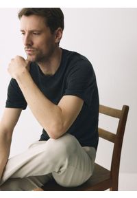 Reserved - T-shirt slim z wełny merino - ciemnoszary. Kolor: szary. Materiał: wełna #1