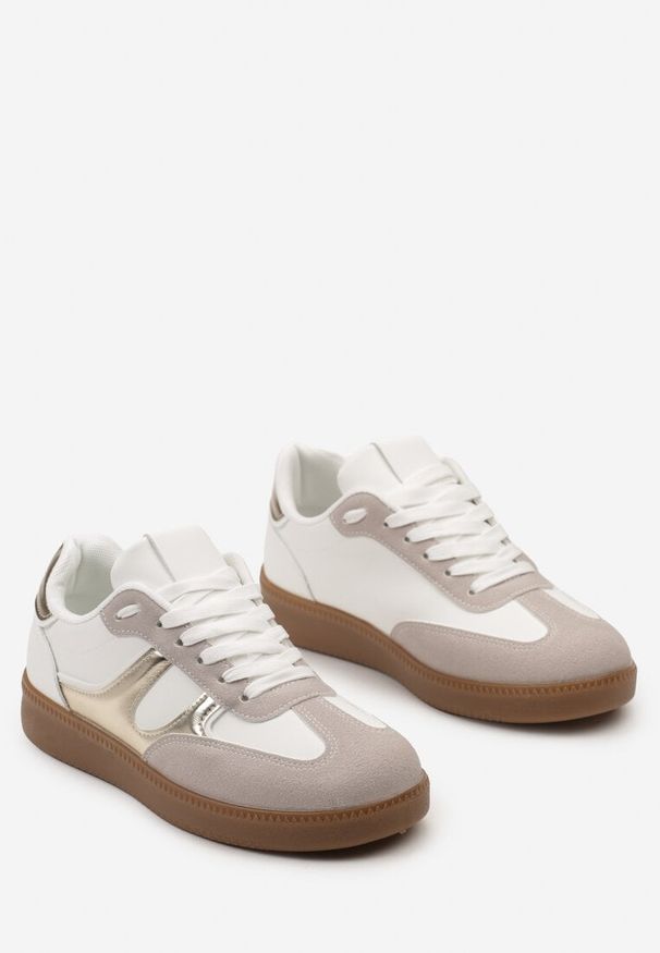 Renee - Biało-Złote Sneakersy w Stylu Kultowych Tenisówek z Kauczukową Podeszwą Poseiama. Okazja: na co dzień. Zapięcie: sznurówki. Kolor: biały. Materiał: kauczuk