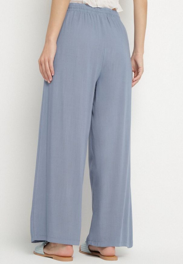 Born2be - Niebieskie Bawełniane Spodnie z Gumką w Talii o Luźnym Fasonie Efraia. Okazja: na randkę, na co dzień. Kolor: niebieski. Materiał: bawełna. Styl: casual, klasyczny