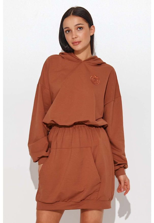 Makadamia - Sukienka w Formie Bluzy ze Ściagaczem w Talii - Karmelowa. Materiał: bawełna, elastan