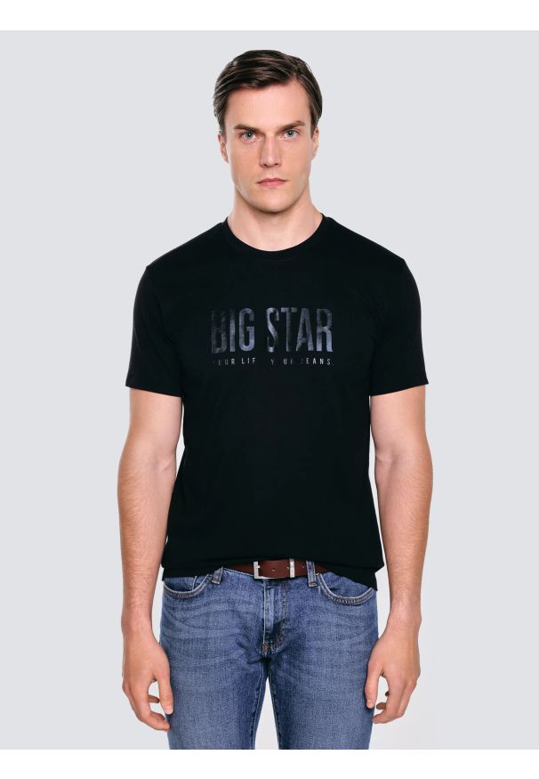 Big-Star - Koszulka męska z logo BIG STAR czarna Melsar 906. Okazja: na imprezę, na spacer. Kolor: czarny. Materiał: dzianina. Długość rękawa: krótki rękaw. Długość: krótkie. Wzór: nadruk. Styl: wizytowy