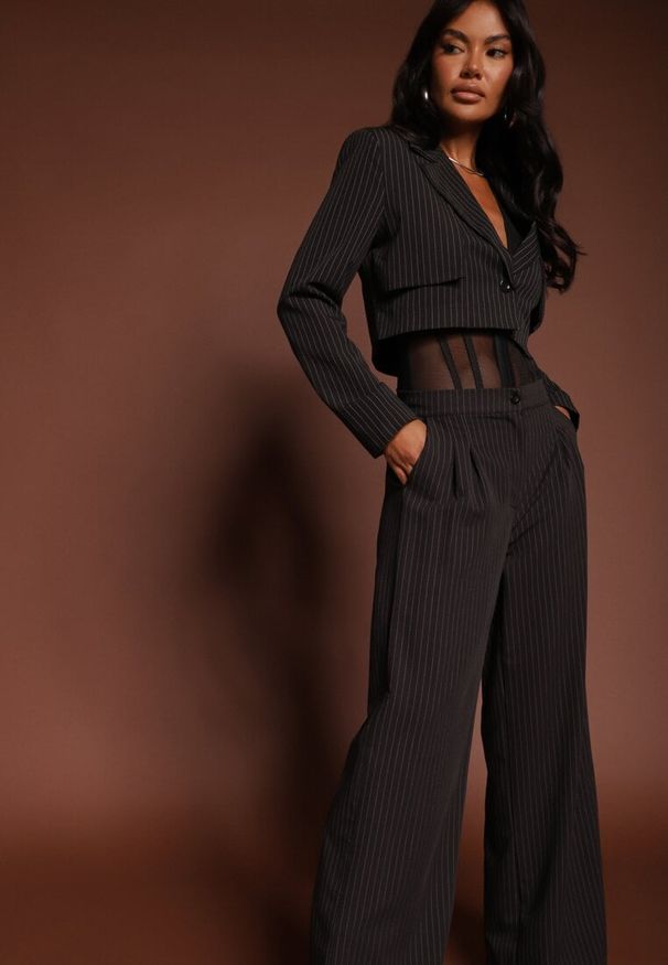 Renee - Czarny Komplet Garniturowy Marynarka Cropped i Szerokie Spodnie Mairilee. Kolor: czarny. Materiał: koronka, materiał