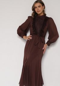 Born2be - Brązowa Elegancka Sukienka z Bufiastymi Rękawami i Koronkowymi Falbankami Sewlina. Okazja: na co dzień, do pracy. Typ kołnierza: kołnierz z falbankami. Kolor: brązowy. Materiał: koronka. Styl: elegancki #3