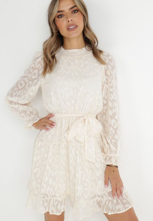 Born2be - Beżowa Sukienka Koronkowa Wiązana w Pasie Mova. Kolor: beżowy. Materiał: koronka. Wzór: nadruk, motyw zwierzęcy. Długość: mini