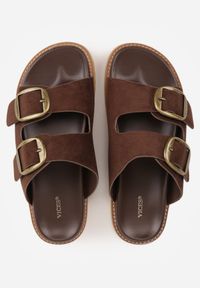 Born2be - Brązowe Klapki VICES z Dwoma Paskami i Metalicznymi Klamrami Kaliniassi. Nosek buta: otwarty. Kolor: brązowy. Materiał: skóra, zamsz. Wzór: aplikacja. Sezon: lato. Obcas: na obcasie. Wysokość obcasa: niski #4