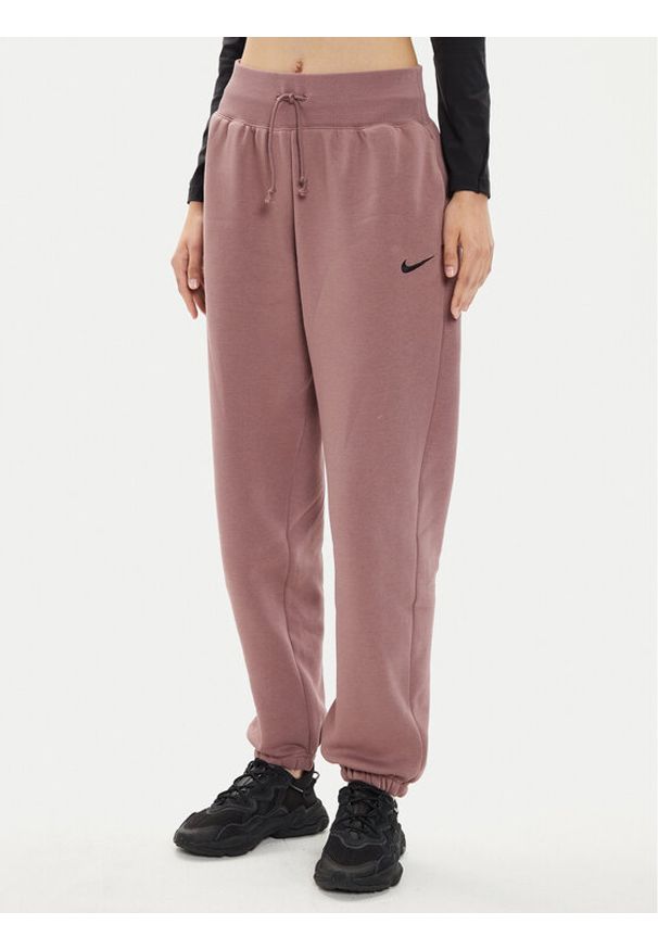 Nike Spodnie dresowe DQ5887 Różowy Oversize. Kolor: różowy. Materiał: bawełna