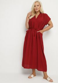 Born2be - Bordowa Wiskozowa Sukienka Pudełkowa z Cienkim Paskiem i Kieszeniami Lumivorae. Okazja: na co dzień. Kolekcja: plus size. Kolor: czerwony. Materiał: wiskoza. Typ sukienki: proste, dla puszystych. Styl: elegancki, casual #7
