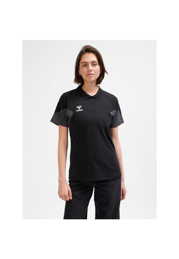 Damska koszulka polo Hummel Travel. Okazja: na co dzień. Typ kołnierza: polo. Kolor: czarny. Styl: casual
