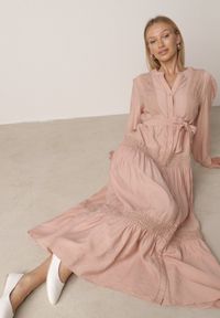 Born2be - Jasnoróżowa Rozkloszowana Sukienka z Wiskozy z Wiązanym Paskiem i Koronką Reivoria. Okazja: na spacer, na co dzień. Typ kołnierza: dekolt w kształcie V. Kolor: różowy. Materiał: wiskoza, koronka. Długość rękawa: długi rękaw. Wzór: koronka. Styl: casual, klasyczny #1