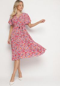 Born2be - Czerwona Rozkloszowana Sukienka w Kwiaty z Kopertowym Dekoltem Plisowana Lanasira. Kolor: czerwony. Wzór: kwiaty. Typ sukienki: kopertowe #7