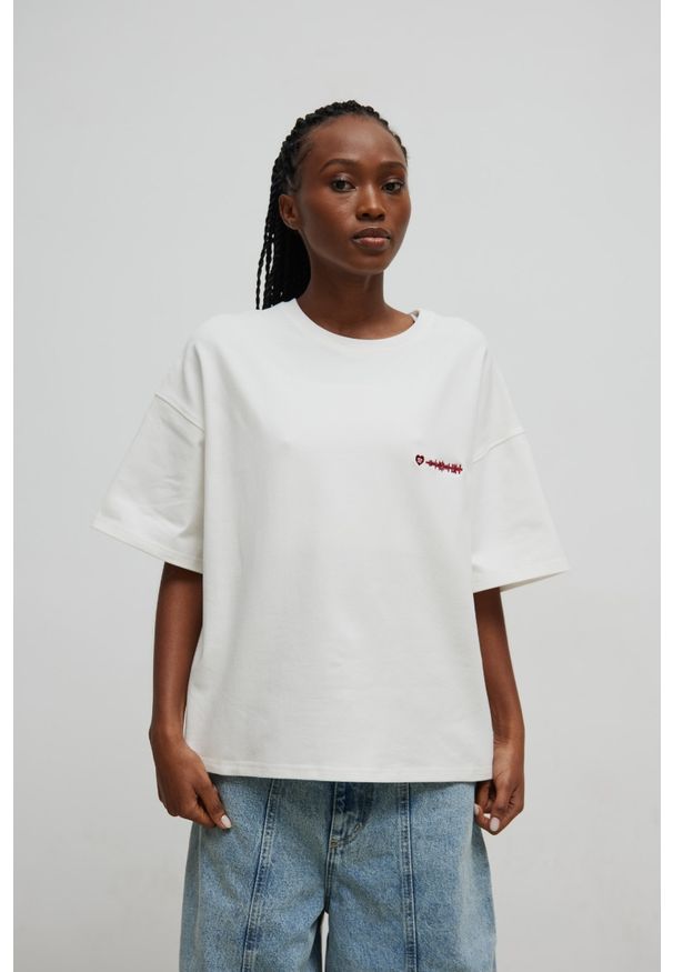 Marsala - Tshirt typu oversize w kolorze BIAŁYM - ONLY z haftem -S. Kolor: biały. Materiał: elastan, bawełna. Wzór: haft. Styl: klasyczny, elegancki