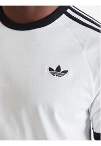 Adidas - adidas T-Shirt 3-Stripes KE3537 Biały Regular Fit. Kolor: biały. Materiał: bawełna #4