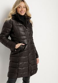 Born2be - Czarna Kurtka Pikowana o Długim Kroju z Kapturem i Dwustronnym Suwakiem Sanasira. Okazja: na co dzień. Typ kołnierza: kaptur. Kolor: czarny. Materiał: jeans. Długość: długie. Styl: casual, elegancki #4