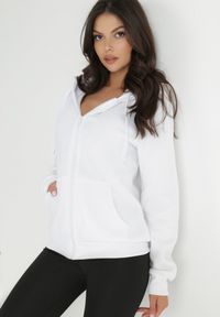 Born2be - Biała Bluza z Kapturem Sithi. Okazja: na co dzień. Typ kołnierza: kaptur. Kolor: biały. Materiał: jeans. Długość rękawa: długi rękaw. Długość: długie. Styl: casual, klasyczny #2