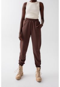 Marsala - Spodnie dresowe typu jogger w kolorze CACAO BROWN - DISPLAY. Stan: podwyższony. Materiał: dresówka. Styl: elegancki