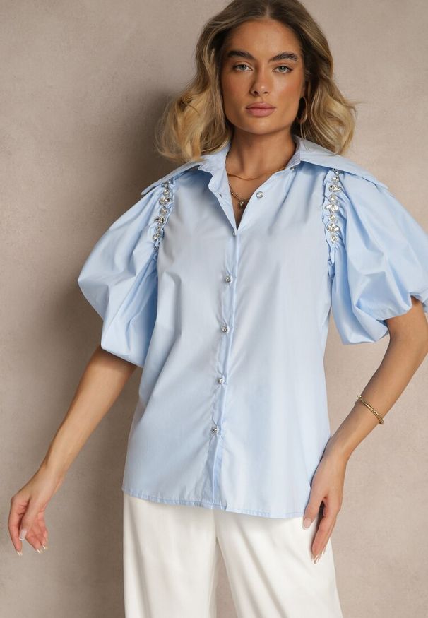 Renee - Jasnoniebieska Koszula Klymamene. Typ kołnierza: kolnierz wykładany. Kolor: niebieski. Materiał: jeans, materiał, tkanina. Długość: krótkie. Wzór: gładki, jednolity