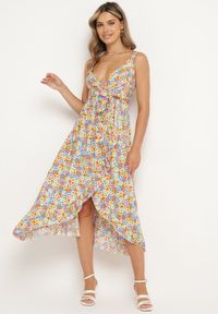 Born2be - Żółta Bawełniana Sukienka na Ramiączkach z Kopertowym Dekoltem i Asymetrycznym Rozcięciem Xiloa. Okazja: na co dzień. Typ kołnierza: dekolt kopertowy. Kolor: żółty. Materiał: bawełna. Długość rękawa: na ramiączkach. Wzór: aplikacja. Typ sukienki: asymetryczne, kopertowe. Styl: casual #7