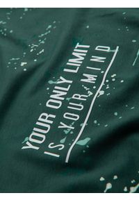Ombre Clothing - Męski t-shirt z nadrukiem i okrągłym dekoltem – zielony V3 - Rozmiar: XL. Okazja: na co dzień. Kolor: zielony. Materiał: bawełna, materiał, dzianina. Długość rękawa: krótki rękaw. Długość: krótkie. Wzór: nadruk. Styl: sportowy, casual #3