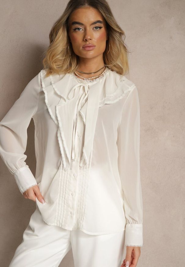 Renee - Jasnobeżowa Koszula z Ozdobnymi Falbanami Landiva. Okazja: na co dzień. Kolor: beżowy. Materiał: jeans. Styl: casual, elegancki