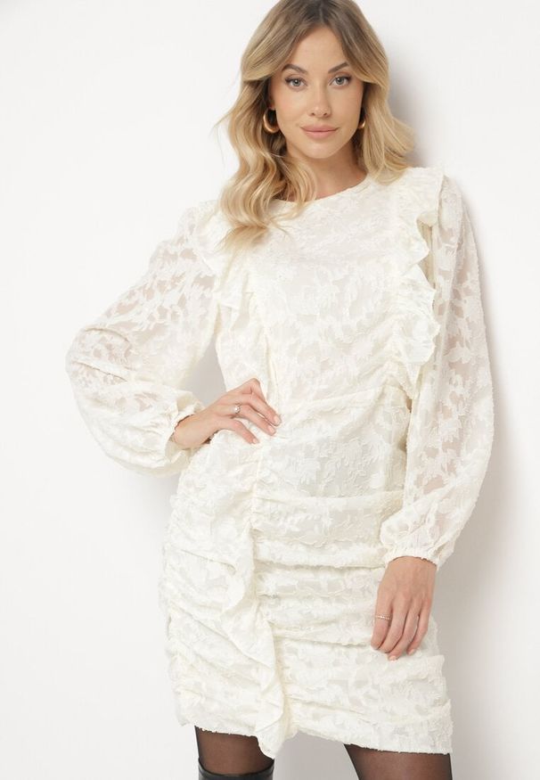 Born2be - Jasnobeżowa Koronkowa Sukienka z Marszczeniem i Falbankami z Półprzezroczystymi Rękawami Zialda. Okazja: na co dzień, na spotkanie biznesowe. Typ kołnierza: kołnierz z falbankami. Kolor: beżowy. Materiał: koronka. Typ sukienki: proste. Styl: biznesowy, casual, elegancki, klasyczny