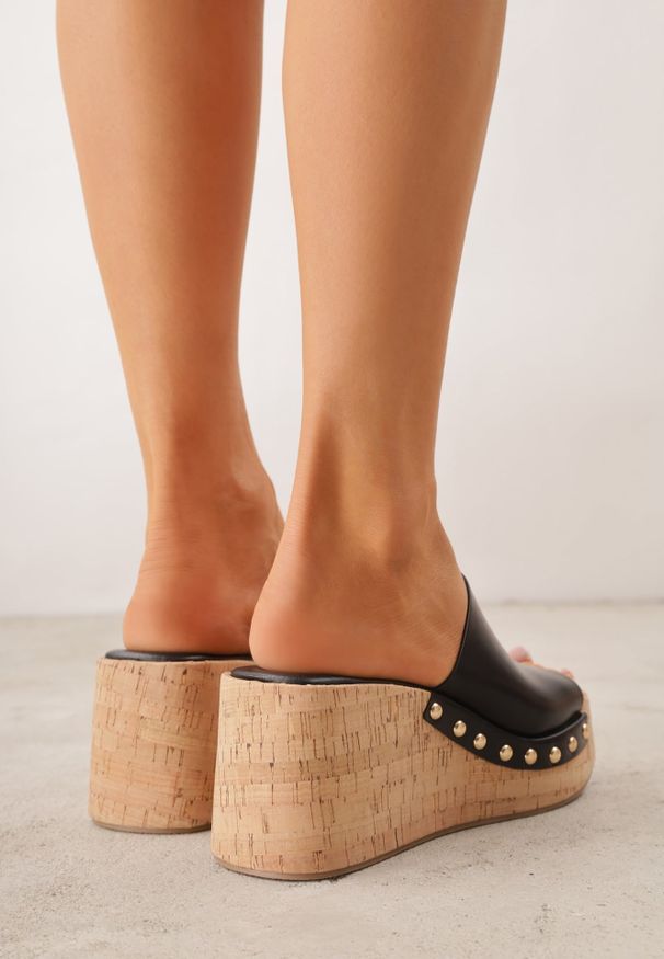 Renee - Czarne Klapki na Korkowej Platformie i Koturnie z Nitami Aezira. Okazja: na co dzień. Kolor: czarny. Materiał: jeans. Obcas: na koturnie. Styl: casual, elegancki