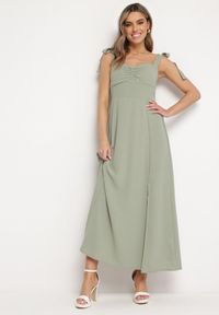 Born2be - Zielona Rozkloszowana Sukienka na Wiązanych Ramiączkach z Rozcięciem Kalora. Kolor: zielony. Materiał: tkanina. Długość rękawa: na ramiączkach. Wzór: gładki. Długość: maxi #1