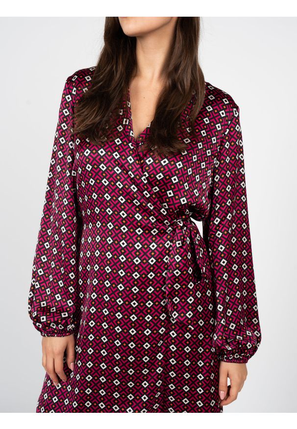 Liu Jo Sukienka | WF2100 T5958 | Kobieta | Różowy. Okazja: na randkę, na imprezę. Typ kołnierza: dekolt kopertowy. Kolor: różowy. Materiał: poliester. Długość rękawa: długi rękaw. Typ sukienki: dopasowane, kopertowe. Styl: elegancki. Długość: mini