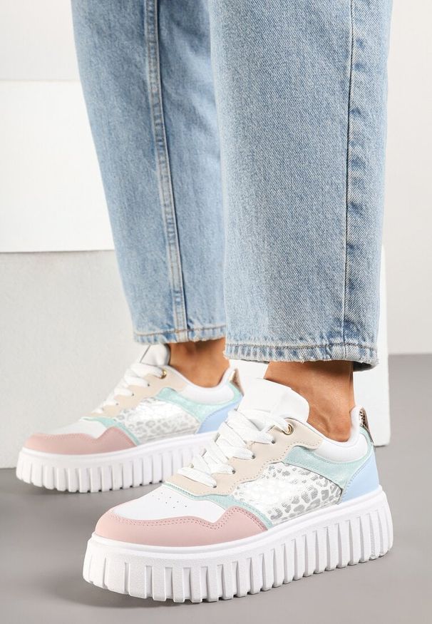 Born2be - Biało-Różowe Sneakersy na Grubej Tłoczonej Podeszwie z Perforacją i Panterką Odivila. Kolor: biały. Materiał: jeans. Wzór: motyw zwierzęcy