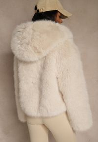 Renee - Beżowa Kurtka Futro z Nieodpinanym Kapturem Zetera. Okazja: na co dzień. Kolor: beżowy. Materiał: futro. Styl: casual, klasyczny #4