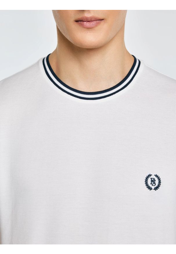 Big-Star - Koszulka męska z kontrastowym wykoŅczeniem biała Polias 100. Okazja: na co dzień. Kolor: biały. Materiał: bawełna, jeans. Wzór: aplikacja, haft, paski, ze splotem. Styl: casual, elegancki, sportowy, klasyczny