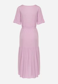 Born2be - Fioletowa Sukienka Pudełkowa z Materiałowym Paskiem i Falbanką Dimovas. Typ kołnierza: dekolt w kształcie V. Kolor: fioletowy. Materiał: materiał #3