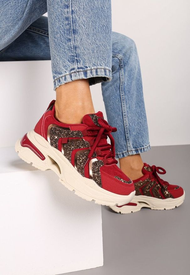 Born2be - Bordowe Brokatowe Sneakersy na Grubej Podeszwie Wlanna. Okazja: na co dzień, na spacer. Kolor: czerwony. Materiał: jeans. Sport: turystyka piesza