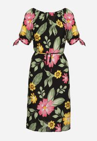 Born2be - Czarna Bawełniana Sukienka w Kwiatowy Wzór z Wiązaniem w Talii i na Rękawach Tosmira. Okazja: na co dzień, na spacer. Kolor: czarny. Materiał: bawełna. Wzór: kwiaty. Sezon: lato. Styl: casual, elegancki #4