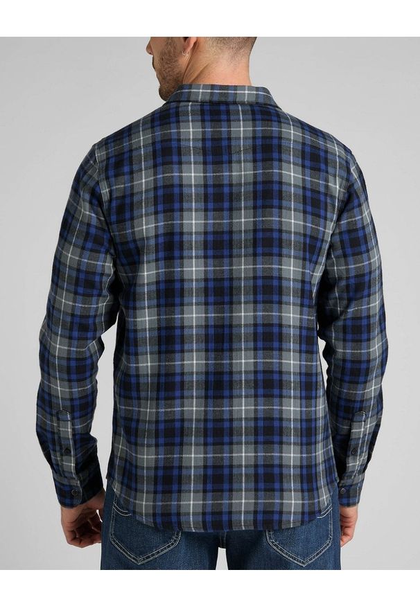 Lee - LEE CLEAN WESTERN MĘSKA KOSZULA W KRATĘ ANTHEM BLUE L66RDH21 112322655. Okazja: na co dzień. Materiał: bawełna, jeans, skóra. Długość rękawa: bez rękawów. Długość: krótkie. Sezon: lato, zima. Styl: klasyczny, elegancki, casual