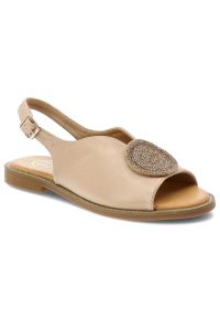 Sandały damskie Filippo, cholewka ze skóry ekologicznej na płaskiej podeszwie z elegancką broszką, beżowe, DS6229/26. Kolor: beżowy. Materiał: skóra ekologiczna. Obcas: na płaskiej podeszwie. Styl: elegancki #1